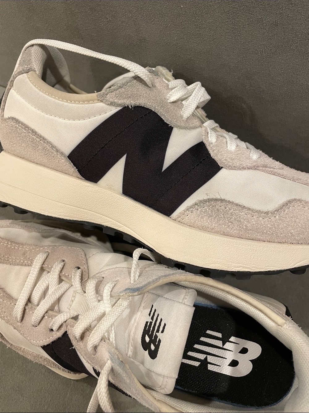 New Balance 327 White Black Women's Size 8 Retro Runner Sneakers - Picture 13 of 15
